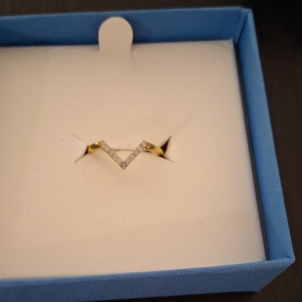 Elegant Gold Filled and Diamond Chevron Ring Size 7 New